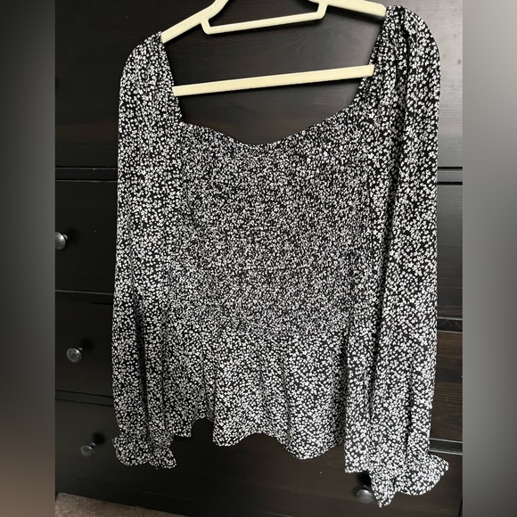 The latest scoop black & white blouse - Picture 4 of 4